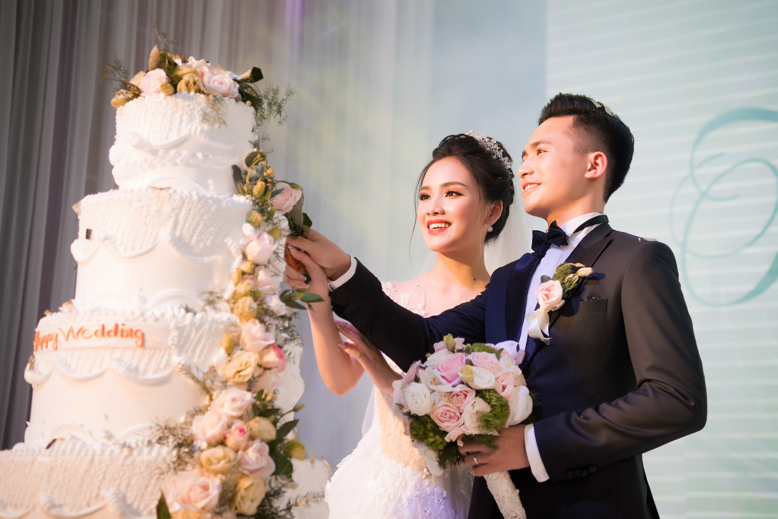 Top 10 HHVN Tố Như diện váy cưới đính kim cương trong hôn lễ cùng hotboy cảnh sát 8